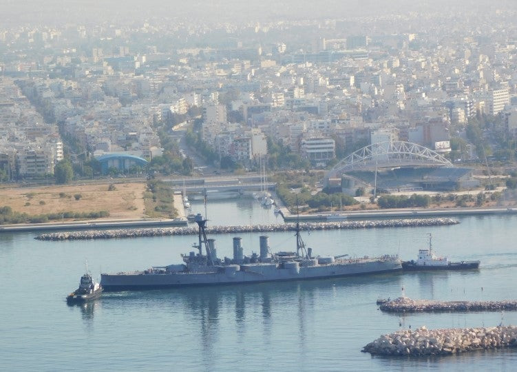 Το θρυλικό θωρηκτό «Αβέρωφ» επέστρεψε στη Μαρίνα Φλοίσβου (βίντεο)